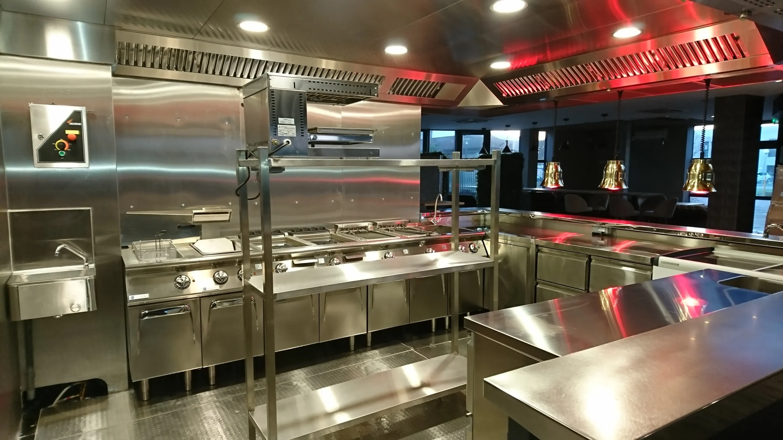 equipement-plonges-tabling-inox-cuisine-professionnelle-inox-laboratoire-culinaire-collectivites-savinox-chaudronnerie-mettalerie-inox-sur-mesure-nantes-04
