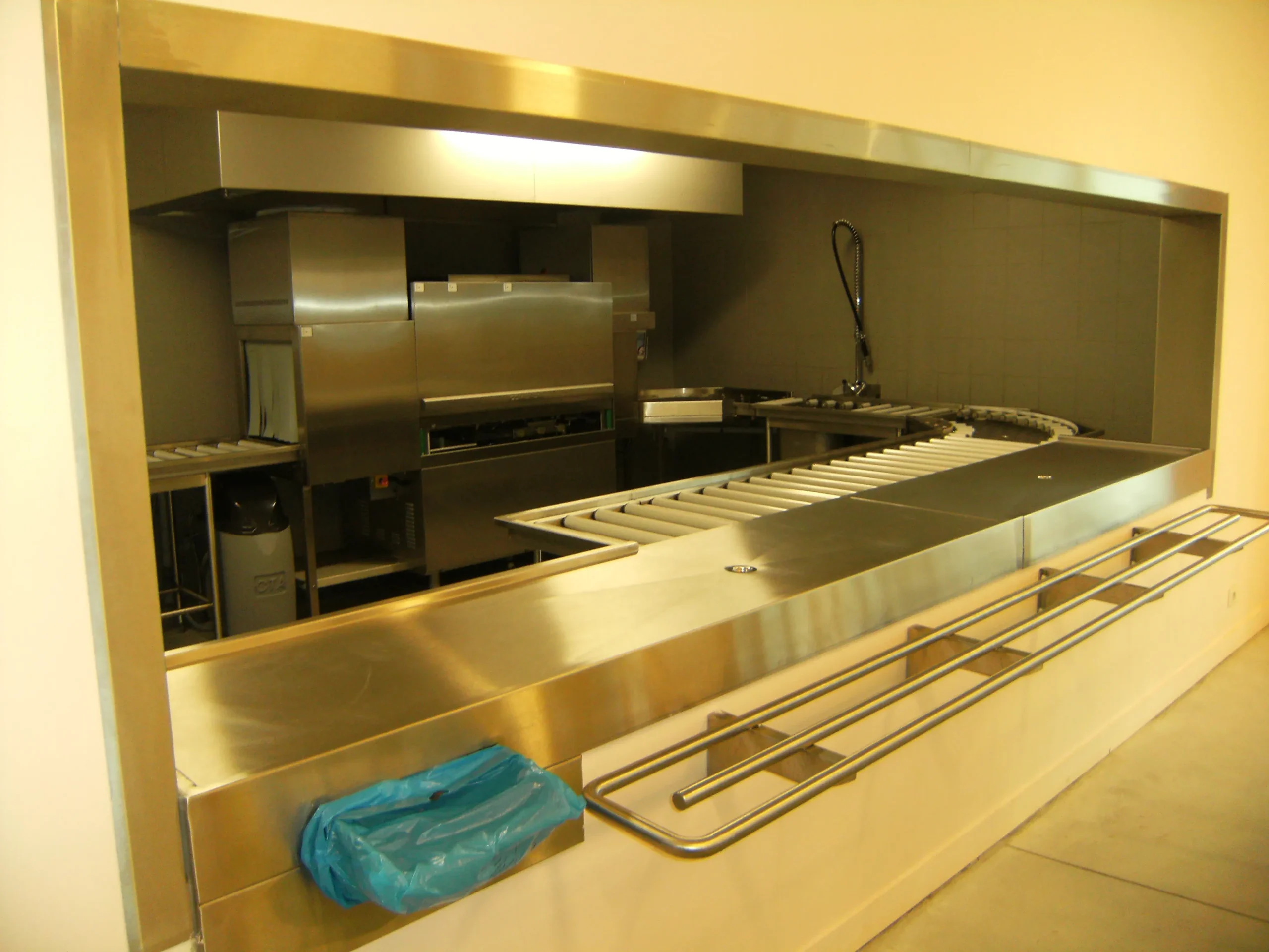 equipement-plonges-tabling-inox-cuisine-professionnelle-inox-laboratoire-culinaire-collectivites-savinox-chaudronnerie-mettalerie-inox-sur-mesure-nantes-27