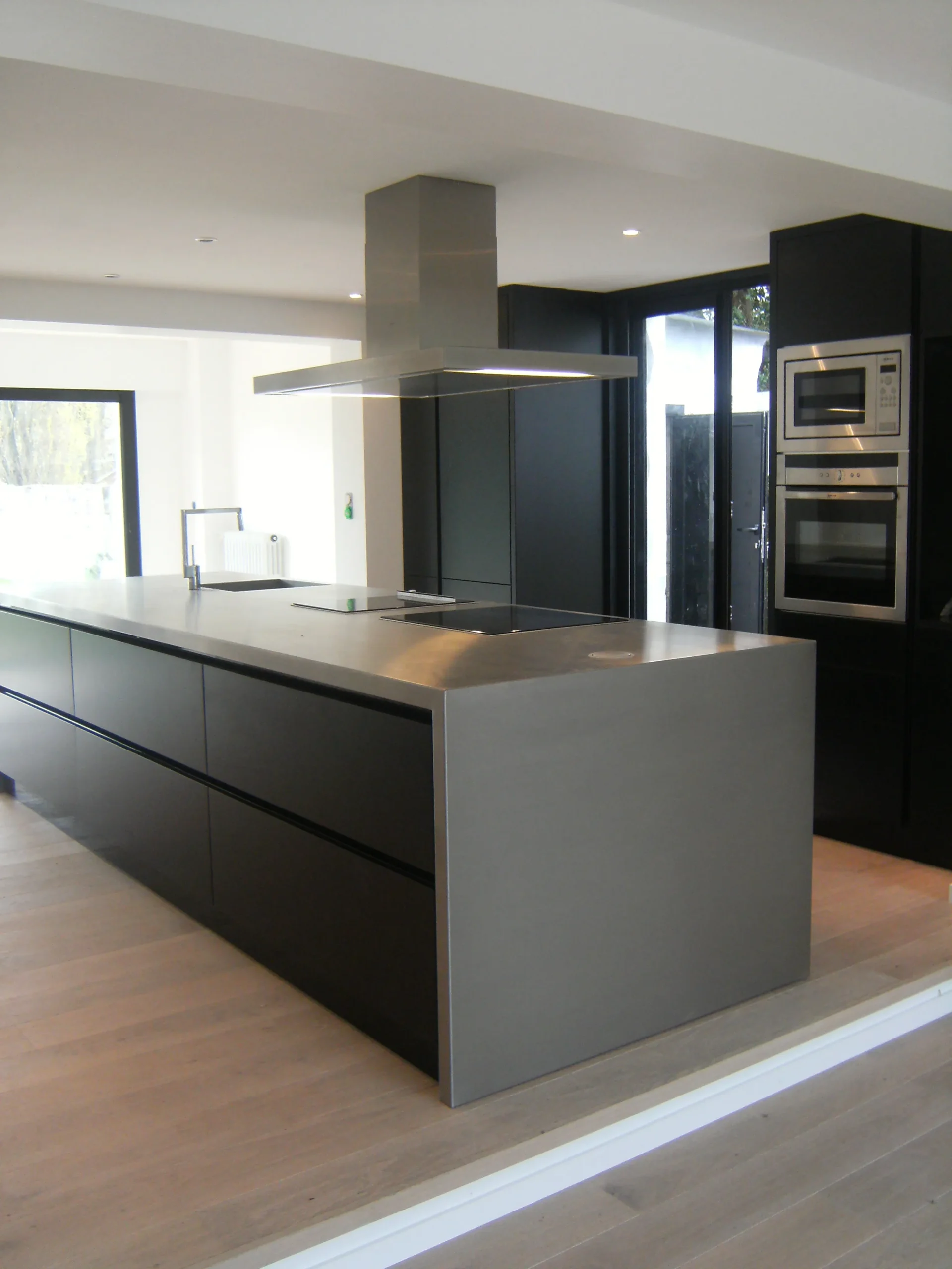 mobilier-inox-cuisine-residentielle-pour-architectes-agenceurs-savinox-chaudronnerie-mettalerie-inox-sur-mesure-nantes-14